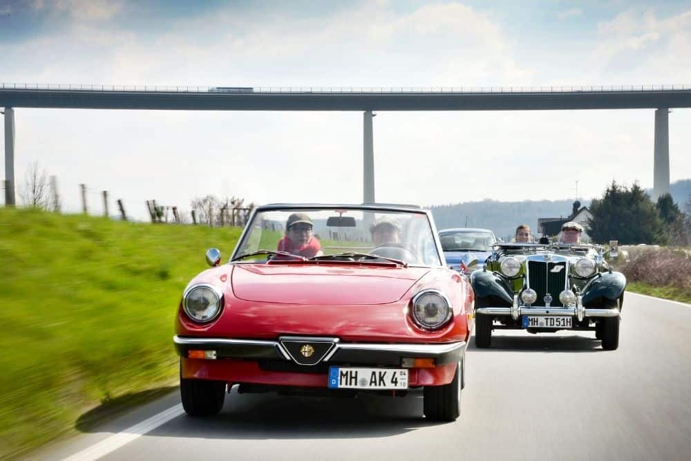 Youngtimer und Oldtimer auf der Straße